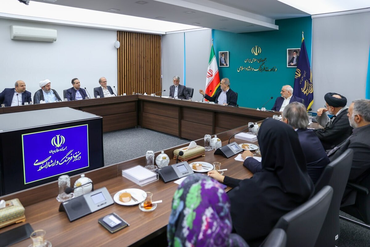 رئیس‌جمهور امروز، ۲۴ فروردین ۱۴۰۴ به صورت سرزده در وزارت فرهنگ و ارشاد اسلامی حاضر شد.