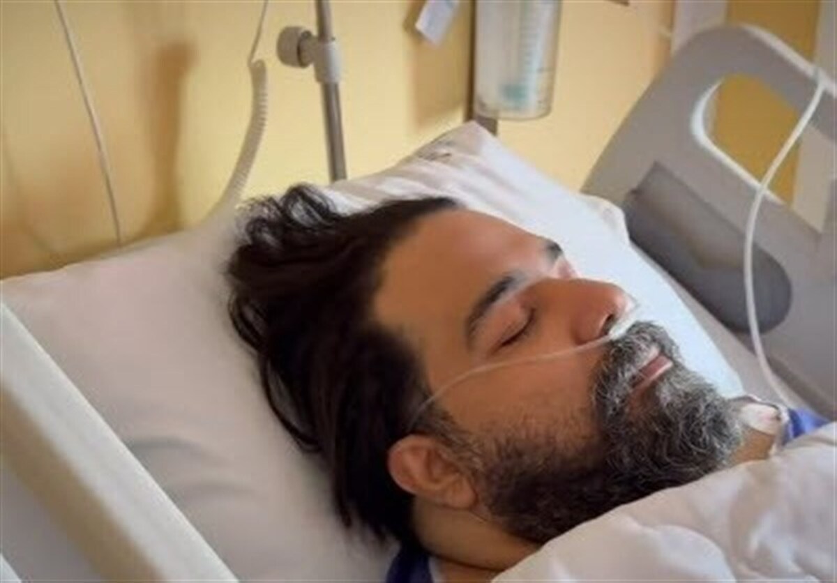 رضا صادقی که مدتی بود در فضای مجازی حضور نداشت، اکنون عکس بستری بودنش در بیمارستان منتشر شده است.