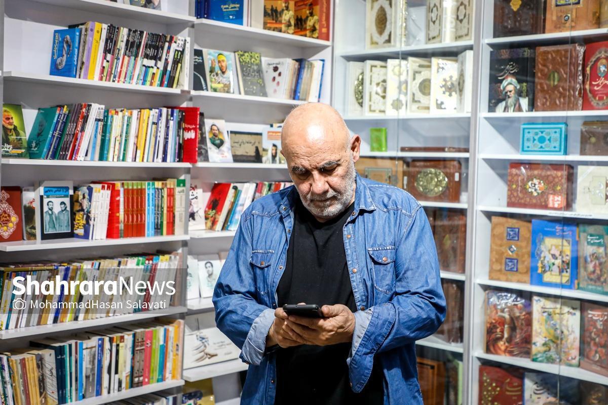 گپ وگفتی با جواد علیزاده، کاریکاتوریست و کارتونیست در میان آثار مفهومی و زیبایش در نگارخانه اشراق.