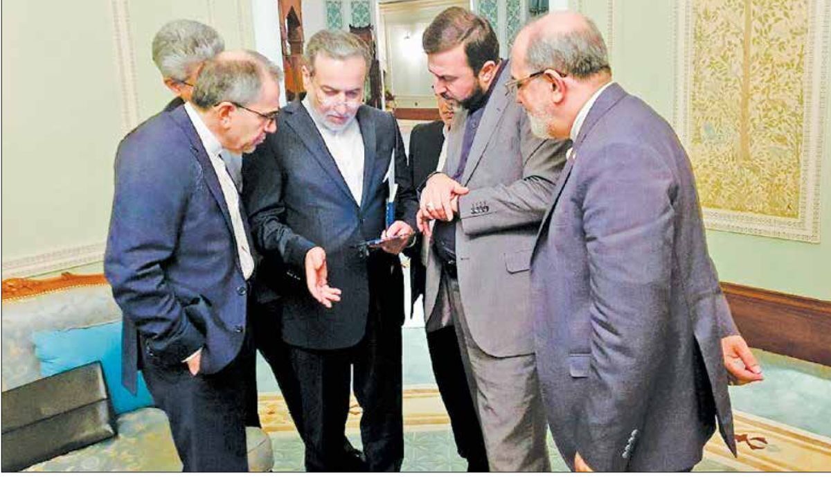 در حالی که تیم مذاکره‌کننده ایران نیازمند حمایت است، دو جریان اصلاح‌طلب جاهلانه یا عامدانه در فضای سیاسی و رسانه‌ای کشور، با تحلیل‌های غیرواقع‌بینانه و شرطی‌سازی اقتصاد، عملاً به تضعیف جایگاه آن‌ها و تقویت موضع طرف مقابل می‌پردازند.