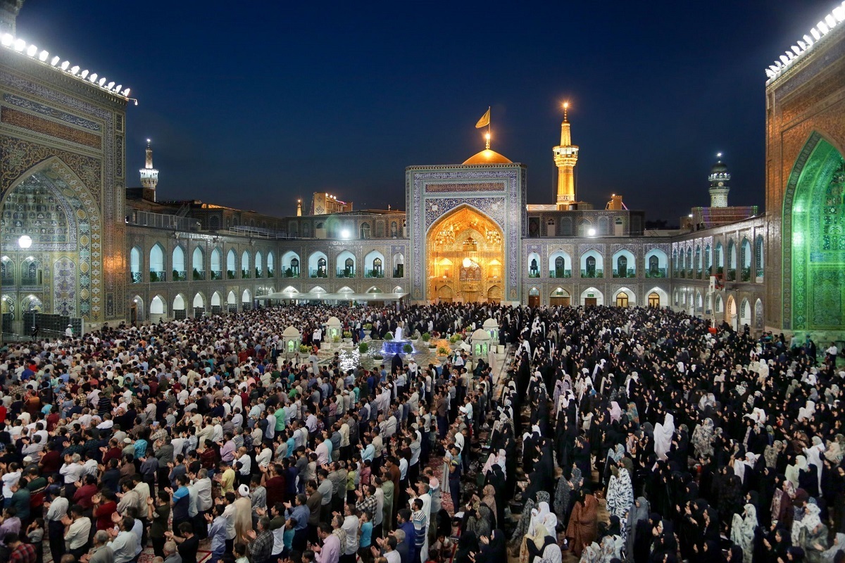 اقامه نماز جماعت با حضور بیش از ۵۰۰ امام‌جماعت مساجد مشهد در حرم امام‌رضا(ع)