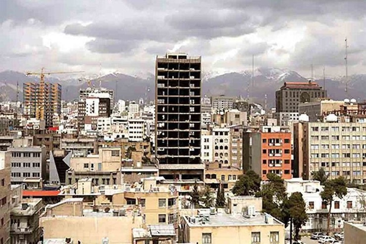 با گذشت بیش از هشت ماه از سال ۱۴۰۳، هنوز هیچ آمار رسمی از معاملات بازار مسکن منتشر نشده است؛ در حالی که تحولات اقتصادی نیمه دوم سال گذشته بر روند خرید و فروش ملک اثر گذاشته و فعالیت مشاوران املاک را به رکود کشانده است.