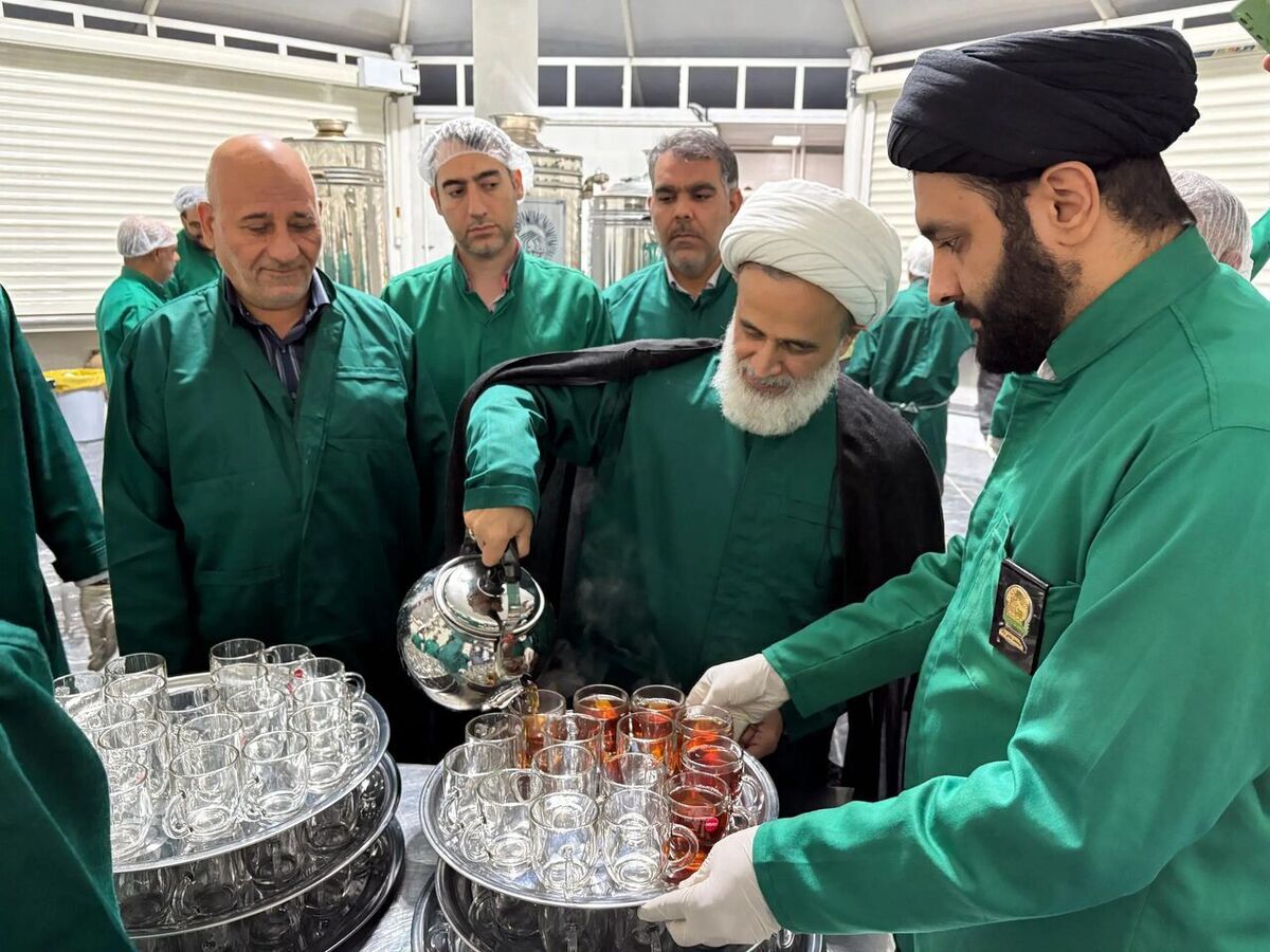 نخستین چایخانه حضرتی امام رضا (ع) در خوزستان و سومین چایخانه کشور چهارشنبه شب با حضور حجت الاسلام پناهی و جمعی از خادمان، مردم و مسوولان دزفول در این شهرستان گشایش یافت.
