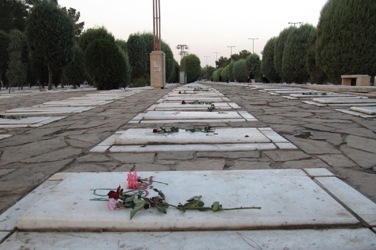 مرگ عزیز پایان ارتباط نیست؛ بلکه شروع رابطه‌ای تازه با عزیزانی است که دیگر در کنارمان نیستند. از نگاه دین و عرف اموات از ما خواسته‌هایی دارند که بازماندگان اگر آن را ادا کنند رابطه دو طرفه باقی خواهد ماند.