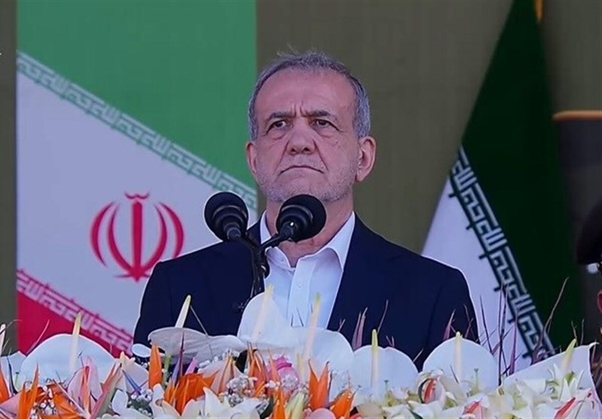 پزشکیان در مراسم رژه روز ارتش: باوجود ارتش، باقدرت مواضع خود را بیان می‌کنیم