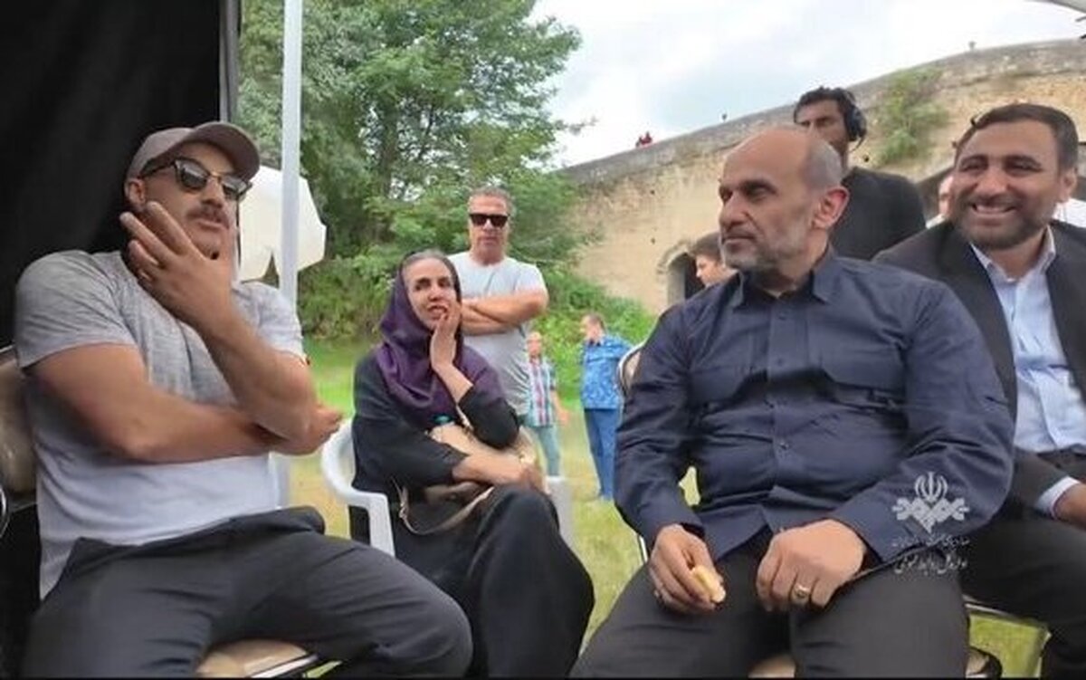 به تازگی ویدئویی از پشت صحنه «پایتخت ۷ » منتشر شده که پیمان جبلی با حضور در لوکیشن این مجموعه در مازندران از نزدیک در جریان روند ساخت آن قرار گرفته است.