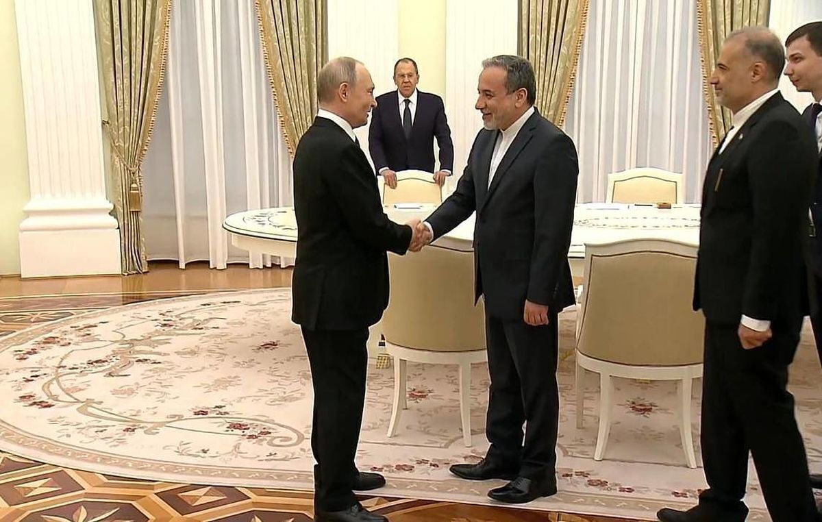 خبرگزاری دولتی تاس به نقل از سخنگوی کرملین نوشت: ولادیمیر پوتین رئیس‌جمهور روسیه پس از دریافت پیام رهبر عالی ایران که توسط عباس عراقچی وزیر امور خارجه به وی ابلاغ شد، بهترین‌ها را برای مقام معظم رهبری آرزو کرد.