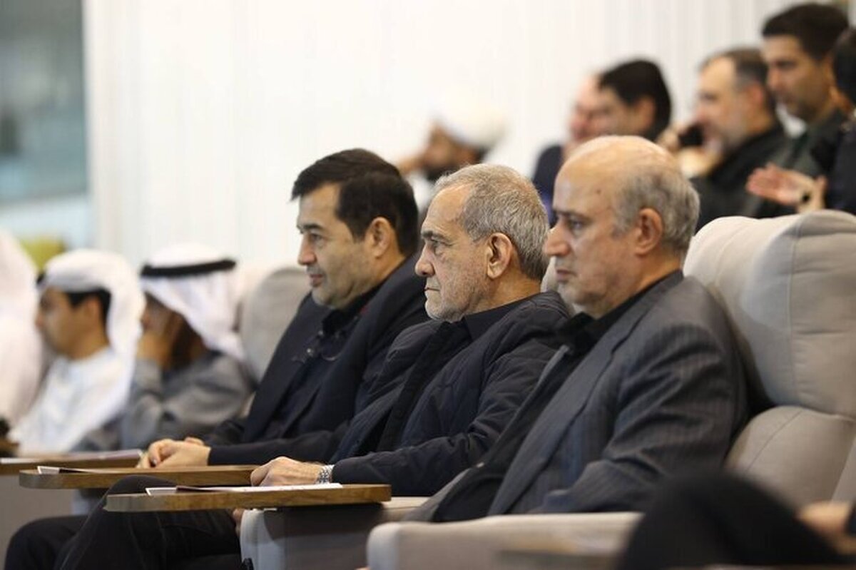 از عجایب فوتبال ایران این است که بعد از قطع نور ورزشگاه و چکه‌کردن آب از سقف ورزشگاه آزادی، هیچ یک از مسئولان فوتبال و ورزشگاه آزادی از مردم عذرخواهی نکرده‌اند و می‌کوشند مخفی باشند.