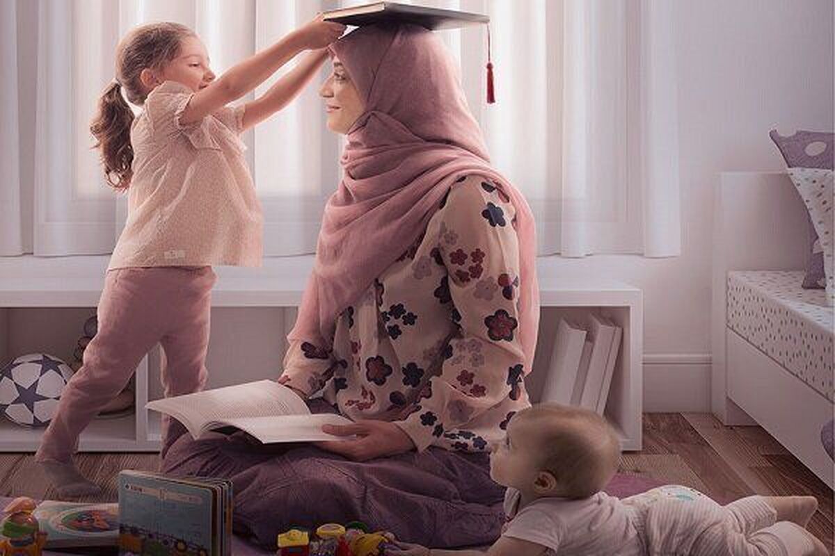 به گفته مسؤل بسیج اساتید و نخبگان جامعه الزهرا (س) و حوز‌های علمیه قم، نه تنها مادر در حلقه وصل ایمان و خودسازی در محیط خانه نقش موثری دارد، بلکه بستری از معنویت و ارزش‌های اخلاقی برای سوق دادن فرزندان و اعضای خانواده به سمت تعالی روحانی فراهم می‌کند.