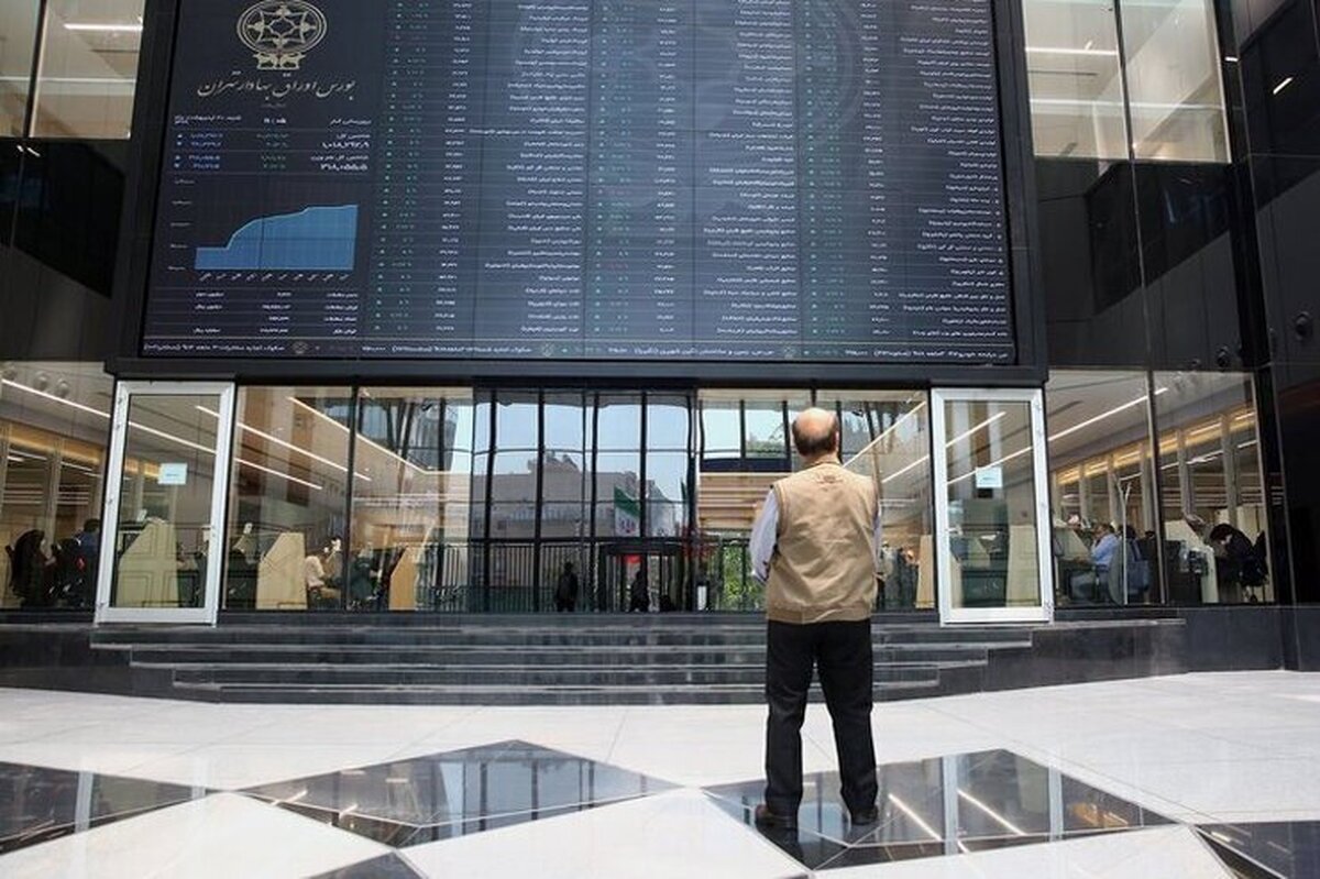 بازار سهام فروردین‌ماه را درخشان سپری کرد و با ثبت بازدهی ۱۳.۵ درصدی شاخص کل بورس، از بازار‌های موازی پیشی گرفت.