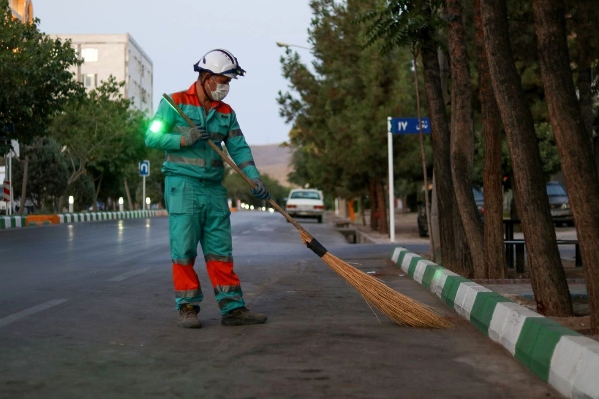 همزمان با پایان مراسم سومین شب قدر، پاکبانان مشهدی عزم خود را جزم کردند تا زائران و مجاوران مشهدالرضا(ع) صبح فردا چشمان خود را به روی شهری پاکیزه و زیبا بگشایند.