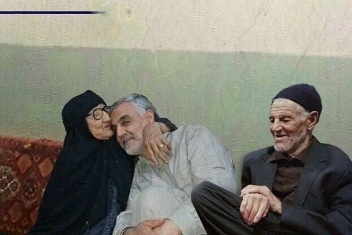 یک استاد اخلاق در کتاب ره‌نمای طریق در پاسخ به این سوال که حد احسان به پدر و مادر چیست، نوشت که فرزند باید بکوشد به هر شکلی که ممکن است رضایت والدین را به دست آورد که در زندگی دنیا و آخرت او تأثیرات مثبتی خواهد داشت.