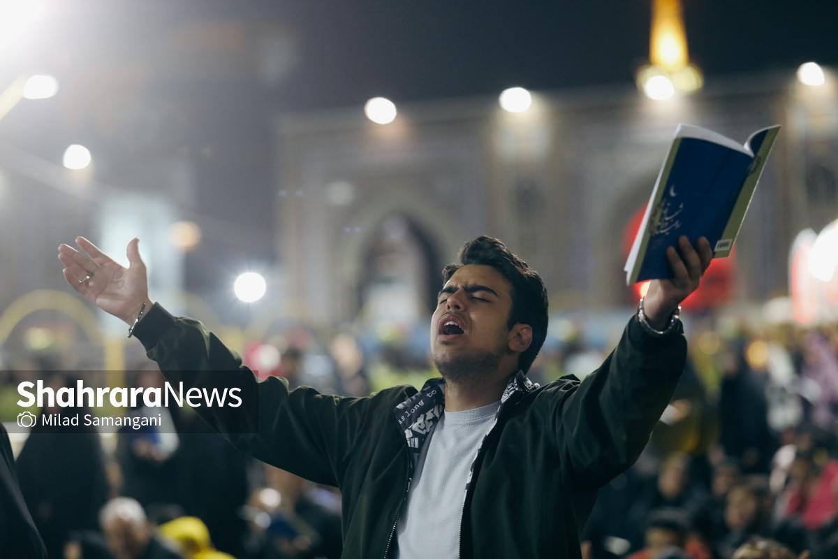 شامگاه یکشنبه و سومین شب از لیالی قدر است و قدرشناسان این شب بزرگ، با دل‌هایی سرشار از امید، راهی صحن و سرای رضوی شدند تا این شب نورانی را که بهتر از هزار ماه است، در کنار خانواده دوست به مطلع الفجر گره بزنند.