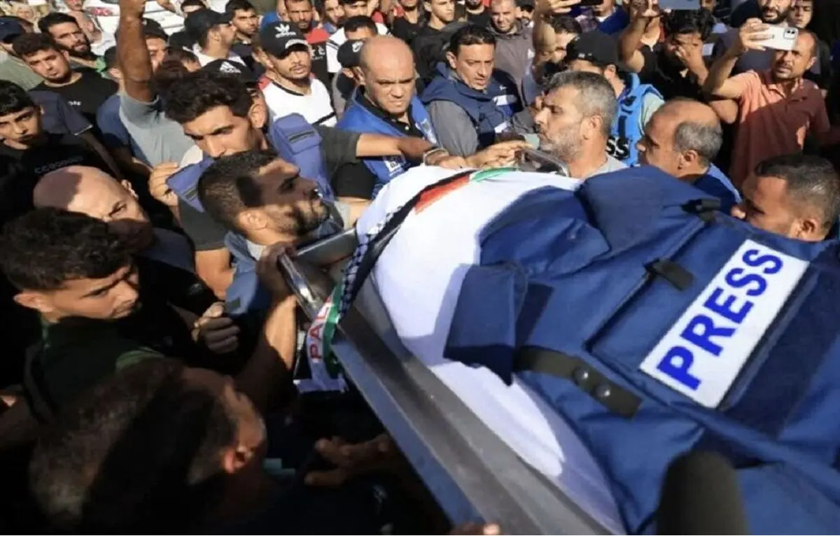 منابع خبری گزارش دادند که امروز در جریان حملات رژیم صهیونیستی، دو خبرنگار در نوار غزه (محمد منصور و حسام شبات) به شهادت رسیدند.