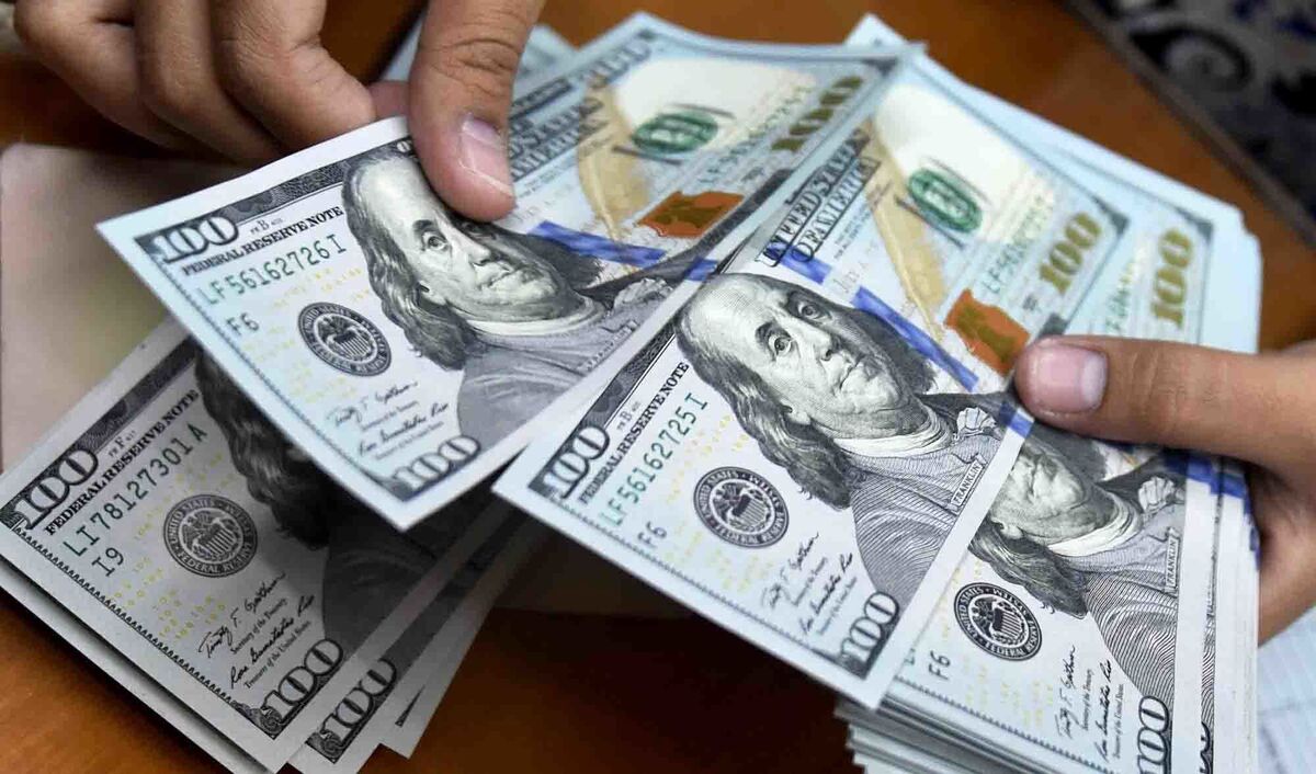در اولین روز کاری در سال جدید، قیمت دلار بازار آزاد به ۹۸ هزار و ۲۵۰ تومان رسید.