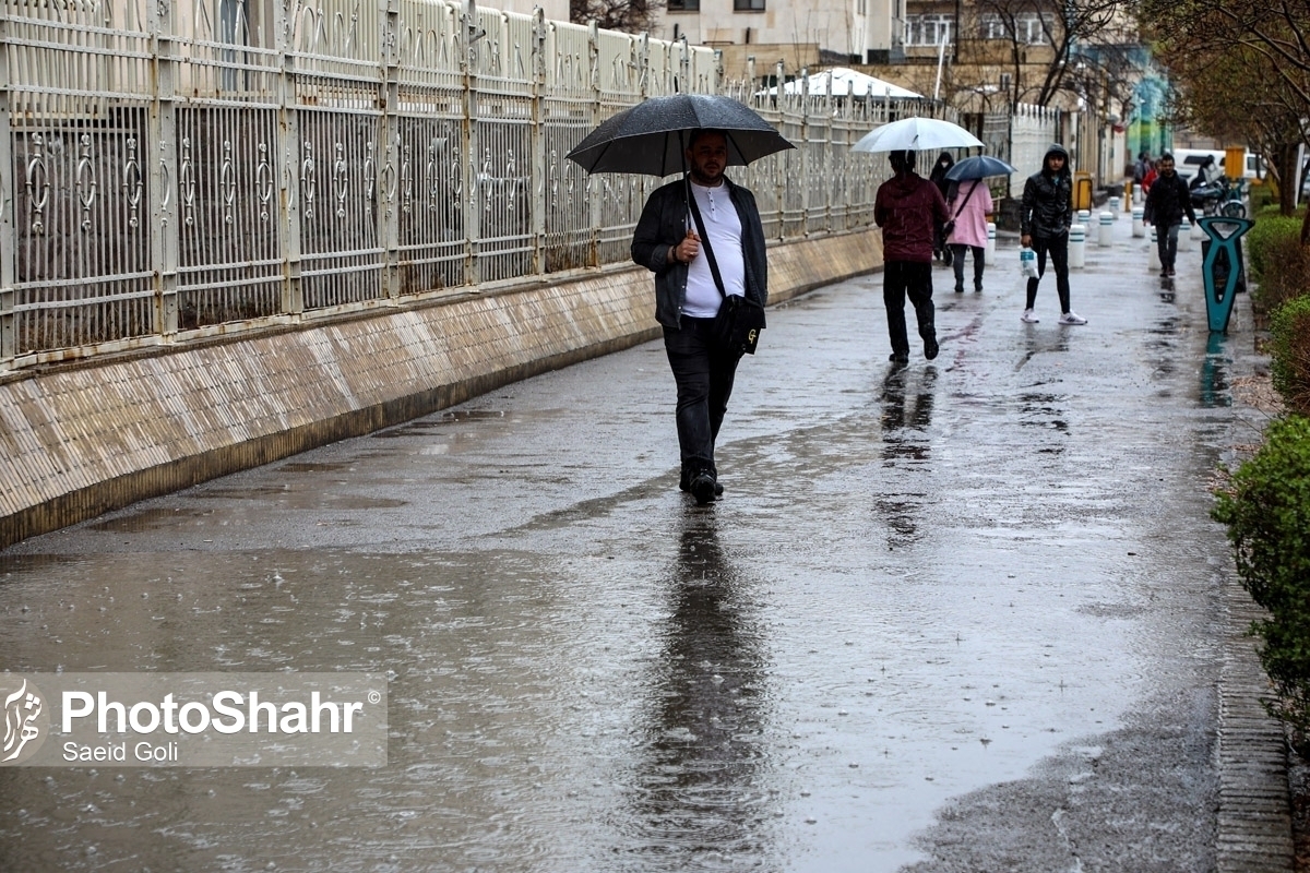 بعد از ظهر امروز سه شنبه ۵ فروردین ۱۴۰۴ بارش تگرگ در مشهد آغاز شد.