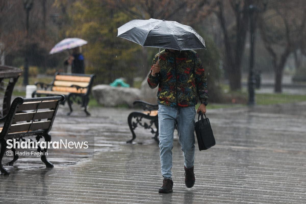 هم‌زمان با پنجمین روز از سال جدید، روند بارش باران و برف در مشهد و خراسان رضوی همچنان ادامه داد.