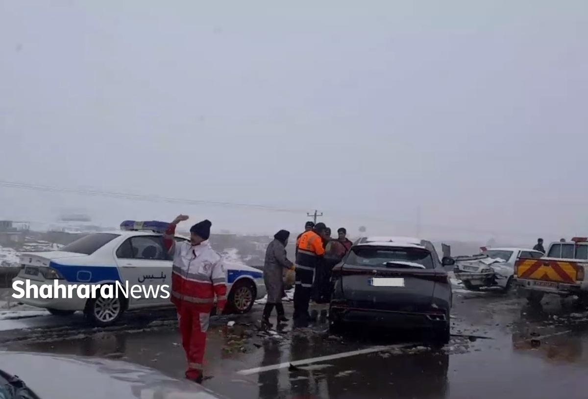 رئیس جمعیت هلال احمر تربت‌حیدریه از وقوع یک تصادف زنجیره‌ای در محور مشهد-تربت‌حیدریه خبر داد.
