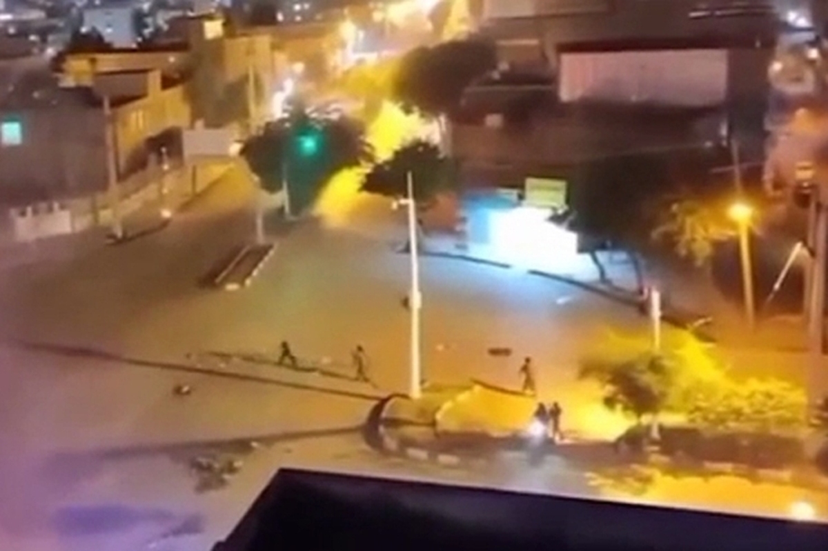 تروریست‌های مسلح در خیابان وادی رحمت در منطقه چاه جمال شهر ایرانشهر، یک دستگاه خودروی گشت انتظامی کلانتری ۱۲ این شهر را هدف حمله قرار دادند که طی این حمله تروریستی یکی از عوامل انتظامی شهید و دو تن دیگر مجروح شدند.