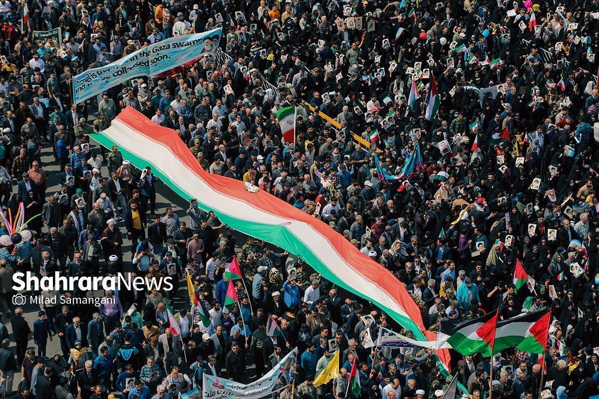 راهپیمایان روز جهانی قدس در تهران در قطعنامه‌ای تأکید کردند: خواهان اقدام فوری جامعه‌ی بین‌الملل در توقف این جنایات ضدبشری و محاکمه‌ی سران رژیم صهیونیستی به‌ویژه قصاب غزه، بنیامین نتانیاهو، در دادگاه‌های کیفری بین‌المللی هستیم.