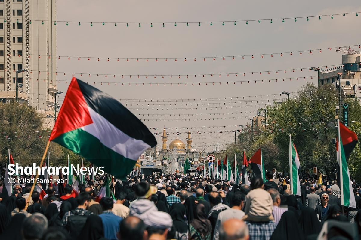 در آخرین جمعه ماه مبارک رمضان در سال ۱۴۰۴، نه‌فقط عرصه میدان ۱۵ خرداد مشهد بلکه مسیر‌های منتهی به آن نیز شاهد خروش تاریخی زائران و مجاورانی بود که به رسم سنت ۴۶ ساله، با زبان روزه با برادران و خواهران فلسطینی خود اعلام همبستگی کردند.