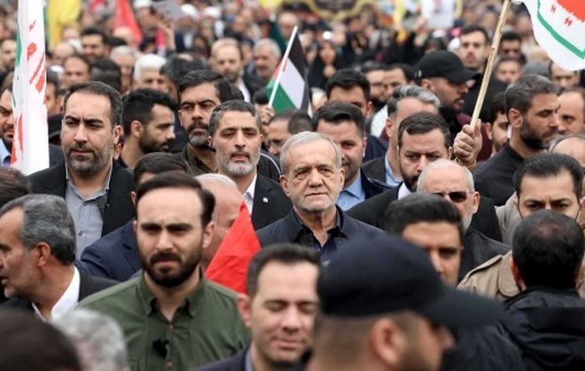 رئیس جمهور تصریح کرد: باید از دنیایی که سیاستمداران آن مدعی دفاع از حقوق بشر هستند پرسید که زنان و کودکان بی‌گناه و بی‌دفاعی که رژیم صهیونیستی به راحتی و با استفاده غیر اخلاقی از علم و تکنولوژی دنیای مدرن بر سر آنها بمب می‌اندازد و آنها را زیر آوار‌ها می‌سوزانند و دفن می‌کند، چه گناهی کرده‌اند؟