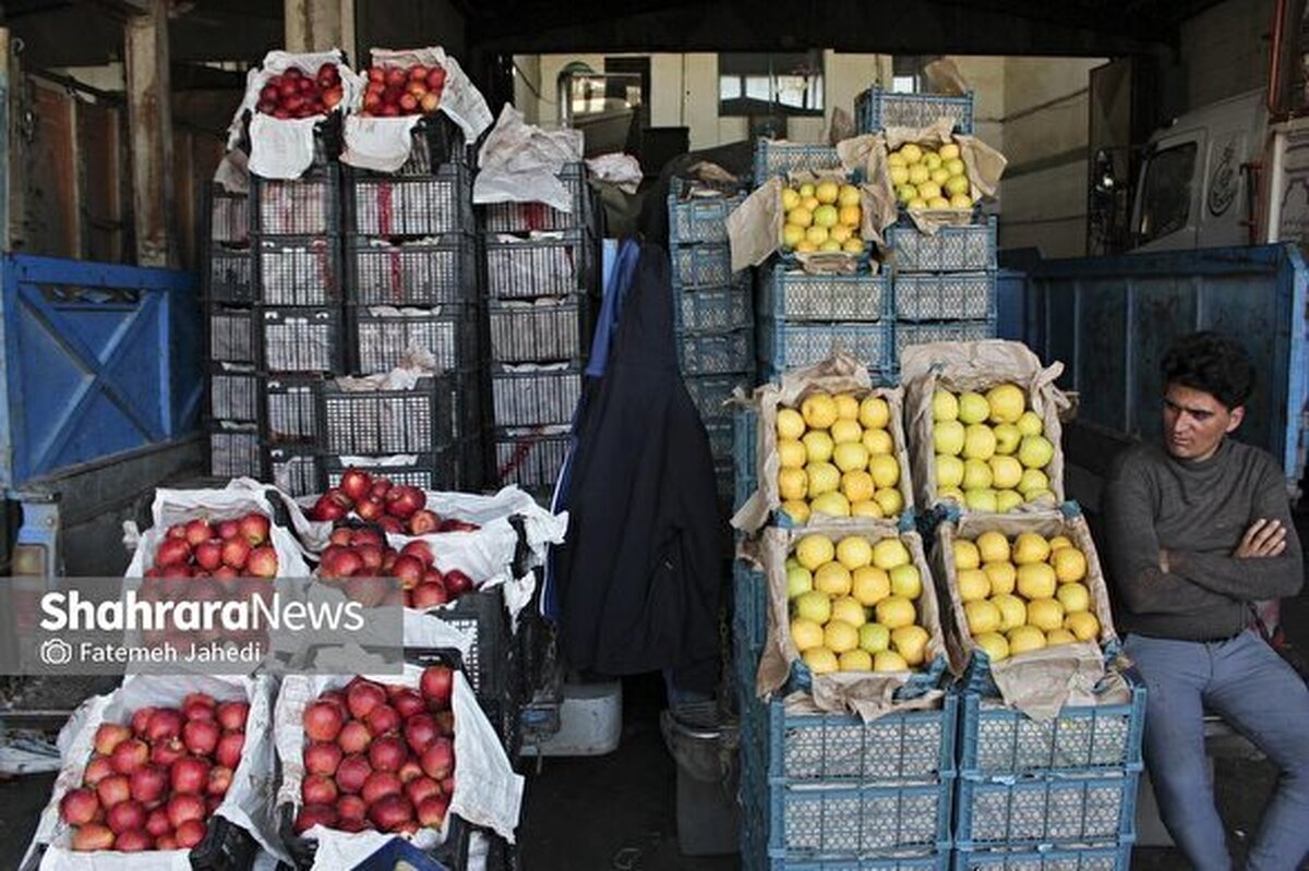 اتحادیه بارفروشان مشهد قیمت انواع میوه و صیفی جات در میادین تره بار سطح شهر را با سه درجه‌بندی ممتاز، یک و دو اعلام کرد.