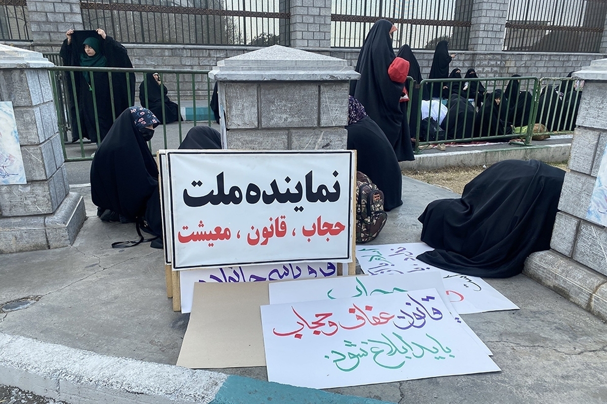 در این تصاویر نشان داده می‌شود زنان متحصن به نیروهای پلیس آسیب وارد کرده و حتی در جایی اقدام به مجروح کردن صورت خود برای صحنه‌سازی می‌کنند.