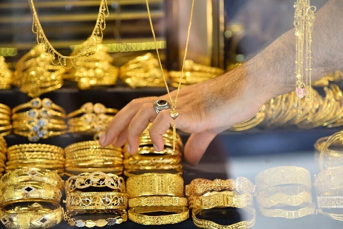 نادر بذرافشان رئیس اتحادیه فروشندگان طلا و جواهر تهران گفت: همچون روزهای گذشته، شاهد کاهش قیمت سکه و طلا در بازار بودیم. حباب سکه در مقایسه با روز گذشته حدود دو میلیون و ۵۰۰ هزار تومان کاهش داشته است.