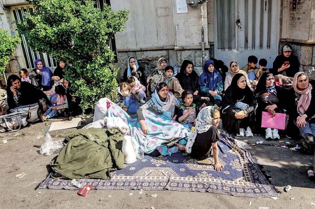 در روزهای گذشته، اخباری از ازدحام مهاجران افغانستانی در خیابان پاکستان تهران جایی که سفارت افغانستان در آن قرار دارد، منتشر شد و مورد توجه رسانه‌ها قرار گرفت؛ ازدحامی که به دلیل کٌندی رسیدگی مسئولان سفارت افغانستان در تهران به کار اداری مهاجران افغانستانی، ایجاد می‌شود.