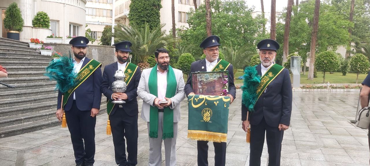 حضور خادمان حرم حضرت معصومه(س) در حیاط پاستور به مناسبت دهه کرامت