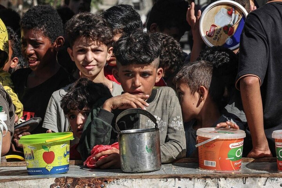 سازمان امدادرسانی و کاریابی آوارگان فلسطینی اعلام کرد: محاصره نوار غزه از سوی رژیم صهیونیستی، برخی از اهالی این منطقه را مجبور کرده، هرچه را که به دست می‌آورند، بخورند.