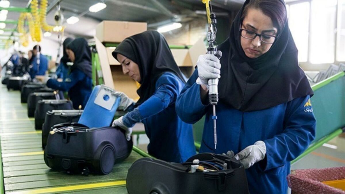 افزایش چشمگیر سهم زنان در بازار کار رسمی ایران | وزیر کار از اختلاف دستمزد ۲.۲ میلیون تومانی خبر داد + فیلم