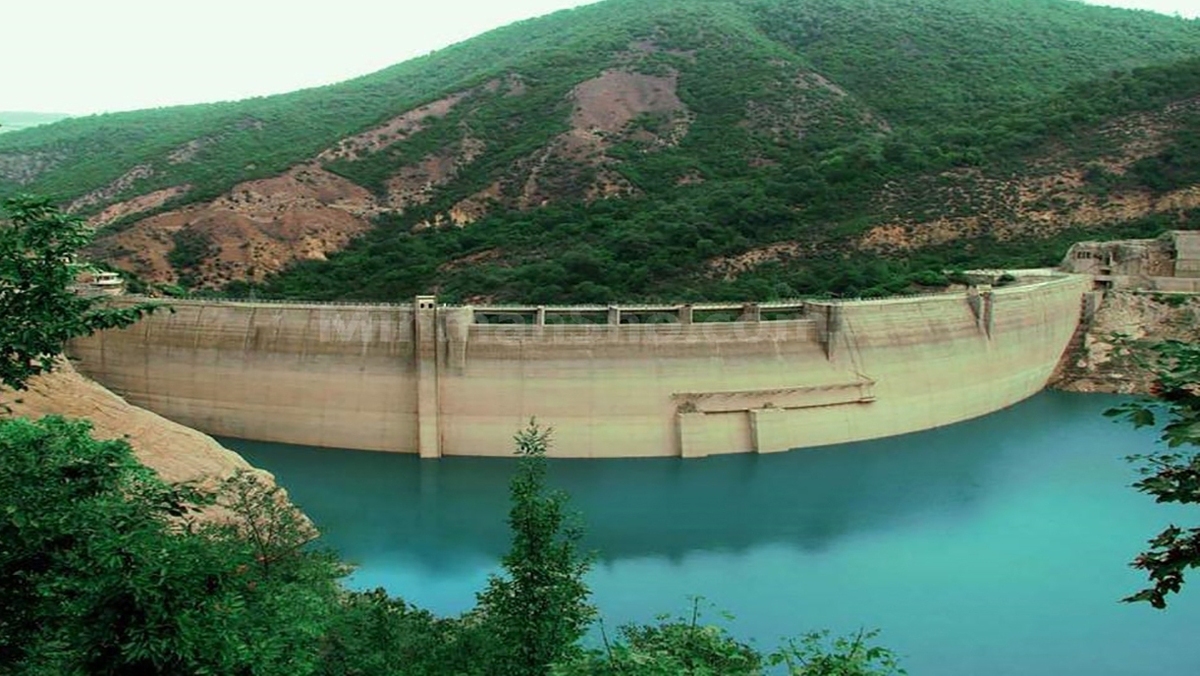 سد سلیمان تنگه با ارتفاع ۱۳۸ متر از جا‌های دیدنی مازندران از آن سد‌هایی است که از بالای آن می‌توانید منظره زیبای ساری را تماشا کنید. این سد که به نام سد شهید رجایی هم شناخته می‌شود، در بخش دودانگه یعنی ۴۵ کیلومتری جنوب‌غربی شهرستان ساری قرار گرفته است و با نسبت به مجموعه تفریحی دهکده آرامش فاصله زیادی ندارد.