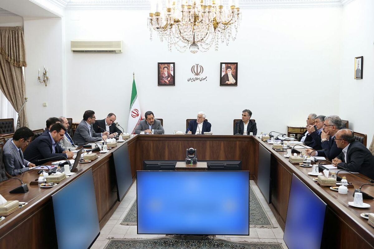 معاون اول رئیس‌جمهور در جلسه‌ای در خصوص «حمایت از تولید» گفت: برنامه اقتصادی دولت، برنامه اقتصادی «شرایط خاص» است و با توجه به شعار سال دغدغه همه دستگاه‌ها و حتی آنهایی که مستقیما با تولید در ارتباط نیستند، باید کمک‌رسانی به افزایش تولید و سرمایه‌گذاری در این حوزه باشد.»
