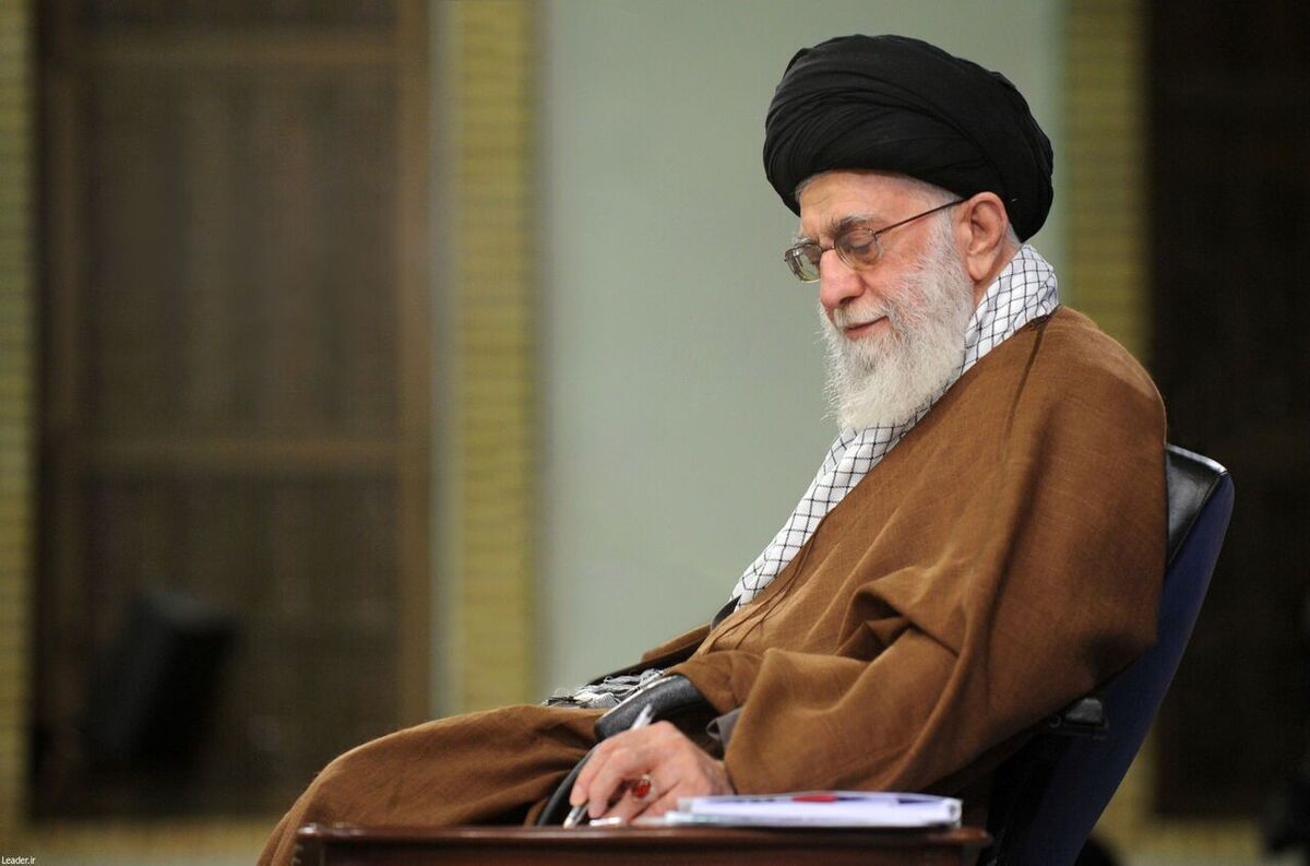 حضرت آیت‌الله خامنه‌ای، رهبر معظم انقلاب، به پرسشی درباره پوشیدن لباس آمریکایی پاسخ گفته‌اند.