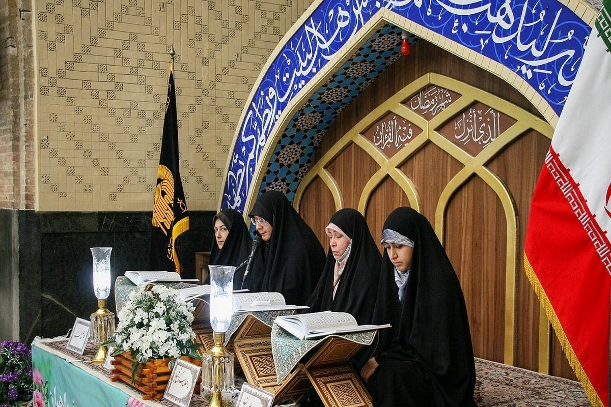 هم زمان با ایام دهه کرامت، محفل قرآنی «دختران رضوی»، در حرم مطهر حضرت رضا (ع)، برگزار شد.