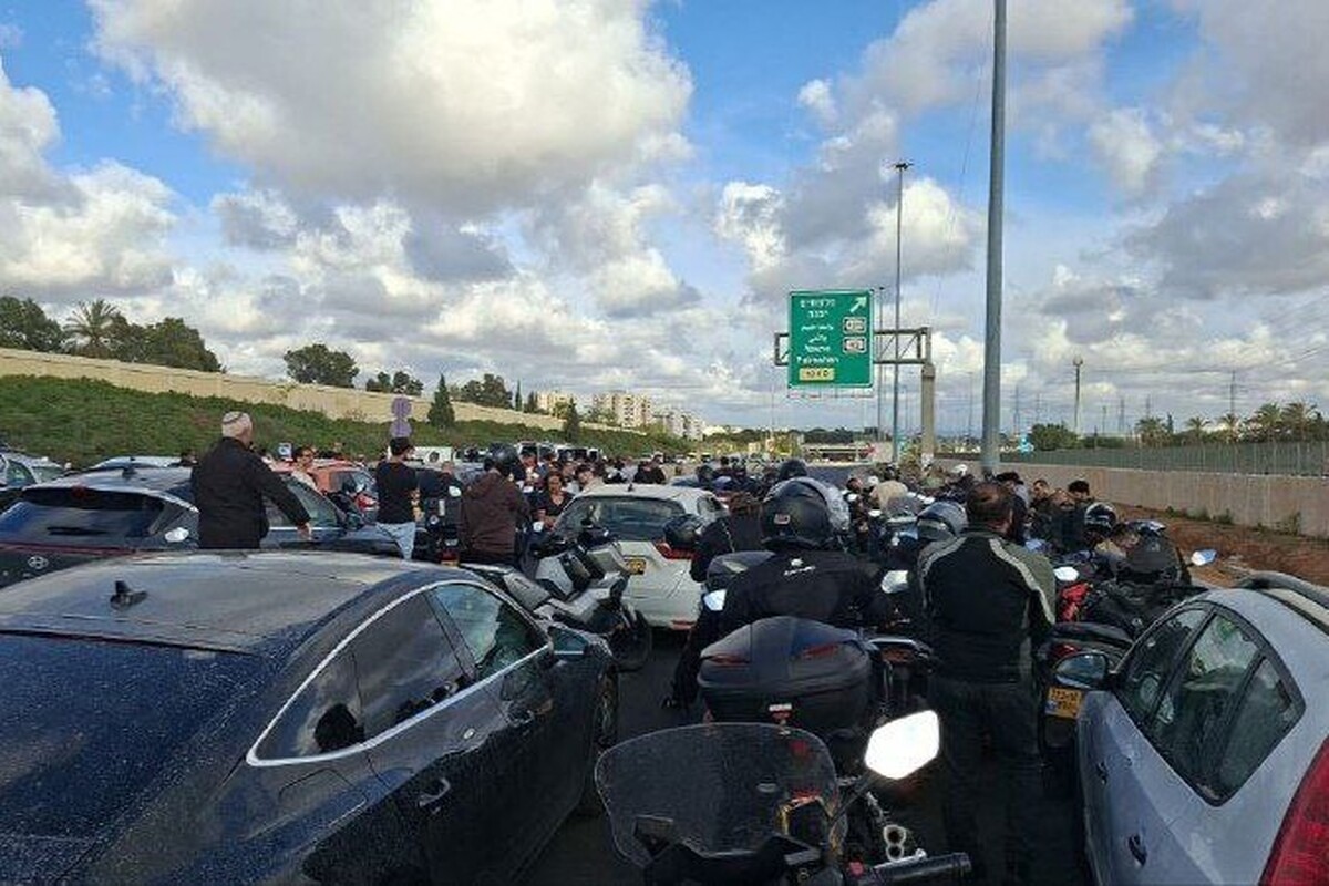 رسانه‌های صهیونیستی از کشف بمب دست‌ساز پیچیده‌شده در پرچم رژیم صهیونیستی، در یک بزرگراه خبر دادند.