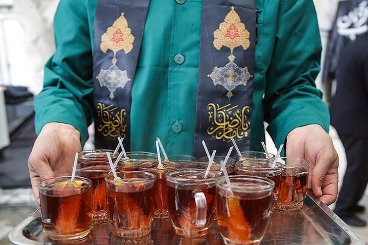 پذیرایی از زائران با مشارکت ۴۵ موکب و صدها خادمیار در چایخانه‌های حرم امام‎رضا(ع)