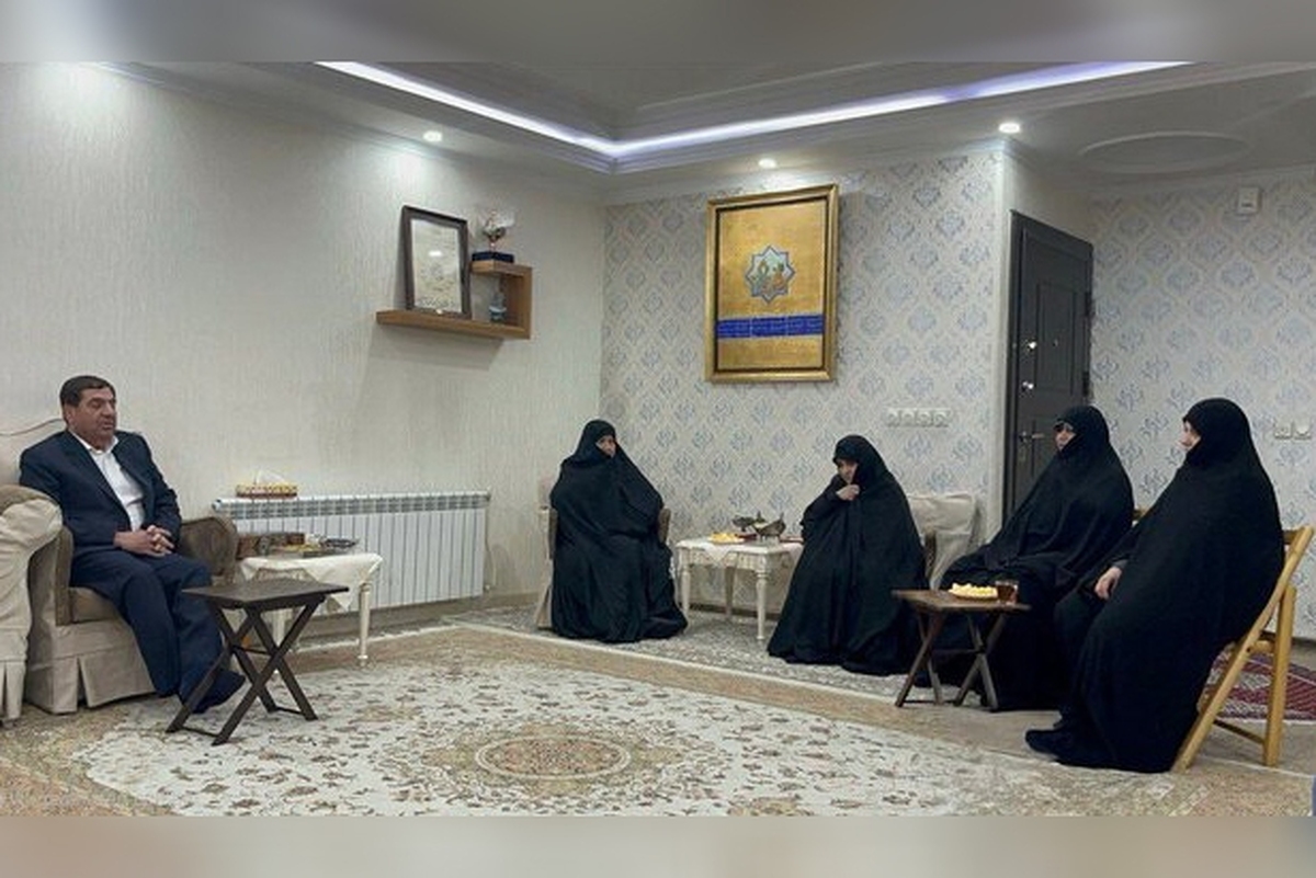 مشاور و دستیار رهبر معظم انقلاب به منزل شهید رئیسی رفت
