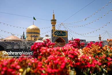 گزارش تصویری | تعویض پرچم گنبد حرم مطهر رضوی به مناسبت میلاد امام رضا(ع)