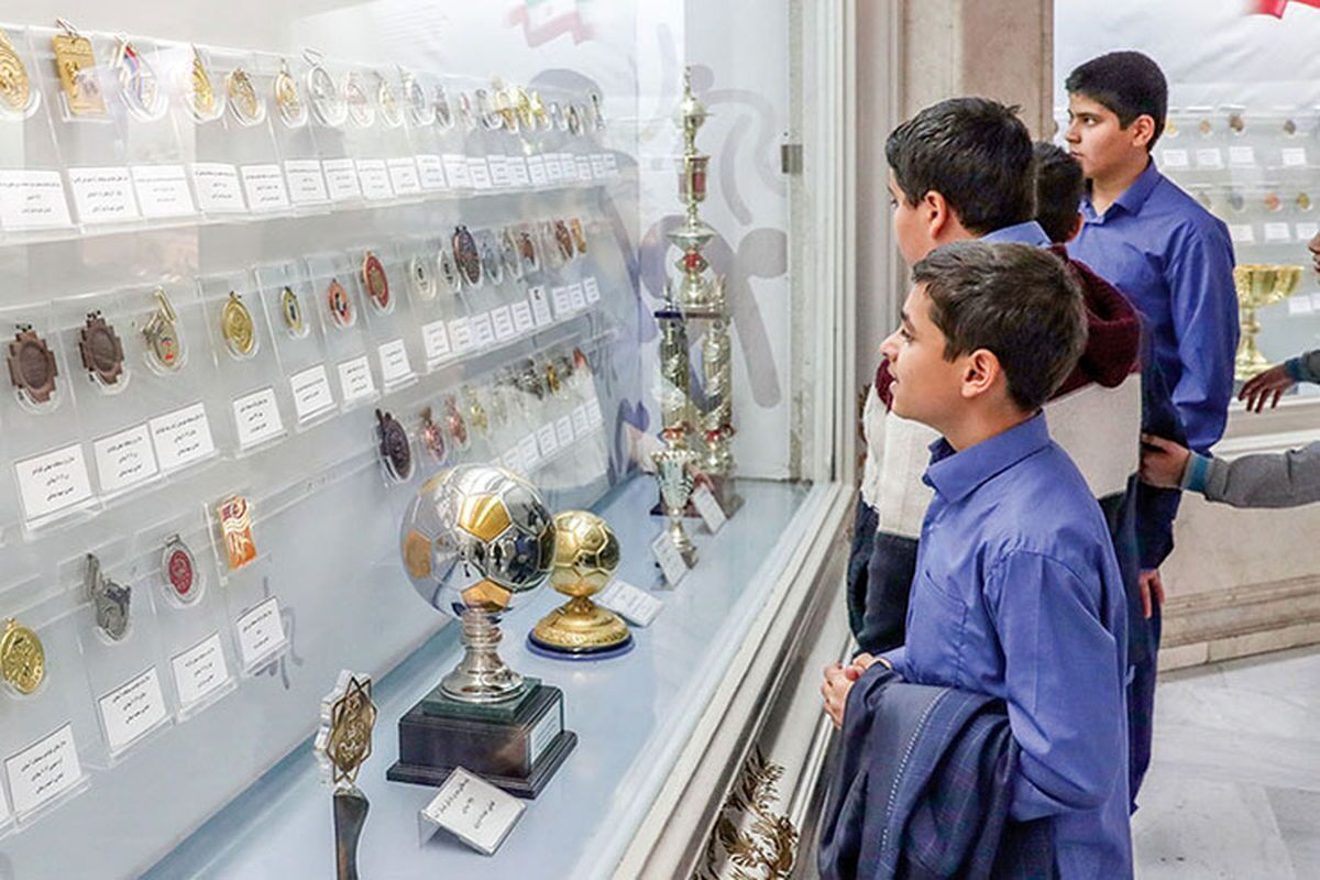 کاپ قهرمانی تیم ملی والیبال به موزه آستان قدس رضوی اهدا شد