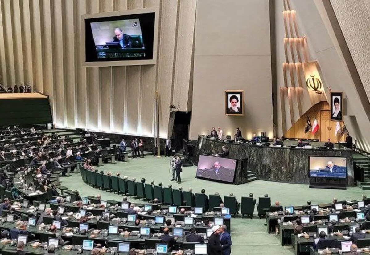 نمایندگان مجلس شورای اسلامی در جلسه علنی امروز مجلس بررسی تقاضای دو فوریت در مورد لایحه اختیار دولت در تغییر ساعت رسمی کشور و تعیین ساعات کار کارکنان را در دستور کار دارند.