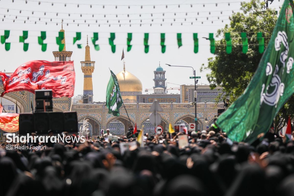 از حدود ساعت ۹ صبح و پس از تلاوت آیاتی از کلام‌الله مجید و جمع‌خوانی صلوات خاصه حضرت رضا (ع)، دسته عزای صادقیون از مسیر خیابان شیرازی به سمت حرم مطهر رضوی به راه افتاد و با ندای «آجرک‌الله یا امام رضا (ع)» اقامه عزا کرد.