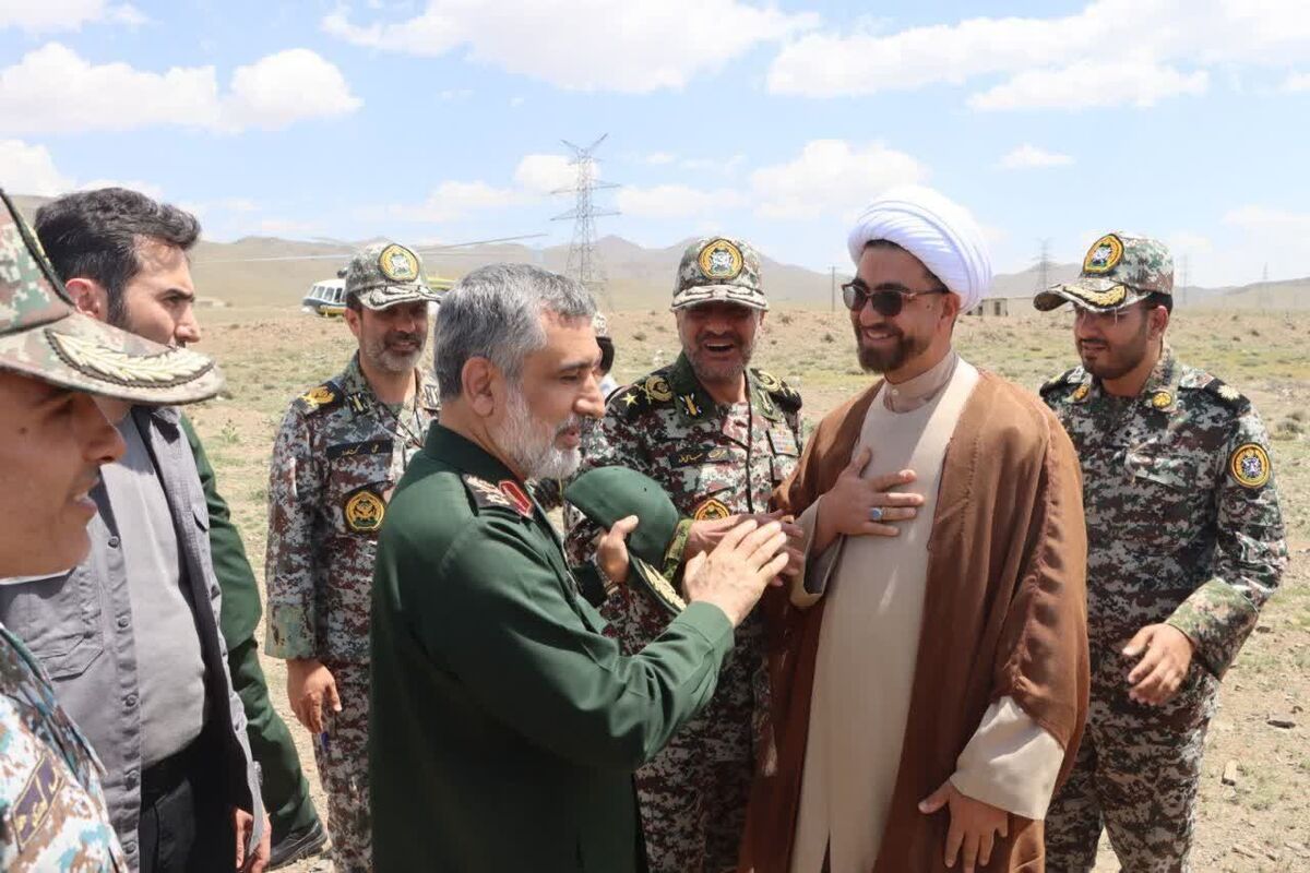 فرمانده قرارگاه مشترک پدافند هوایی خاتم الانبیا (ص) و فرمانده نیروی هوا فضای سپاه پاسداران انقلاب اسلامی از مواضع پدافندی نطنز و خنداب بازدید و آمادگی دفاعی این یگان‌ها را مورد ارزیابی عملیاتی قرار دادند.