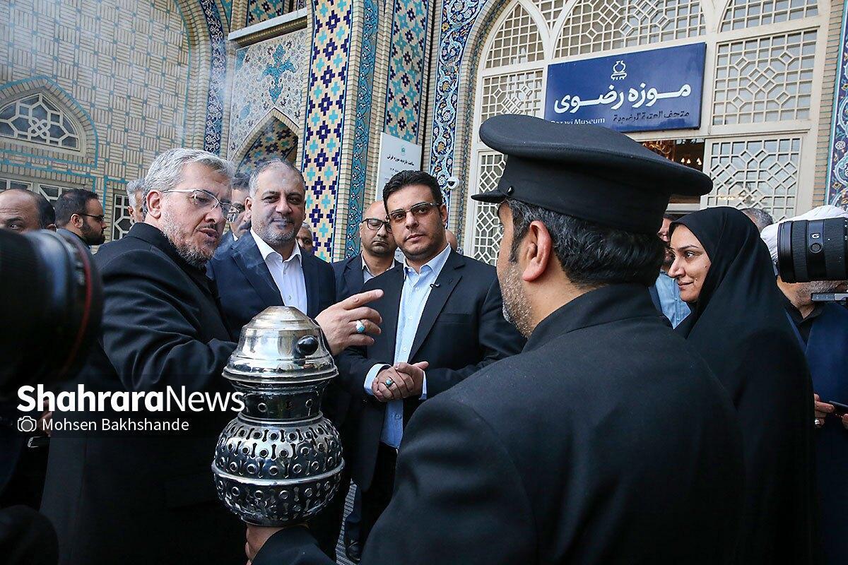وزیر ورزش عراق در جریان سفر خود به مشهد، به حرم مطهر رضوی مشرف شد.
