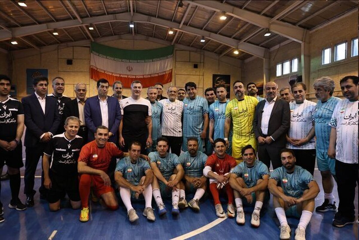 دیدار دو تیم فوتبال پیشکسوتان ایران و تیم کارگری ایران همزمان با آغاز هفته کاروکارگر با حضور رئیس جمهور پزشکیان در تیم فوتبال کارگری آغاز شد.