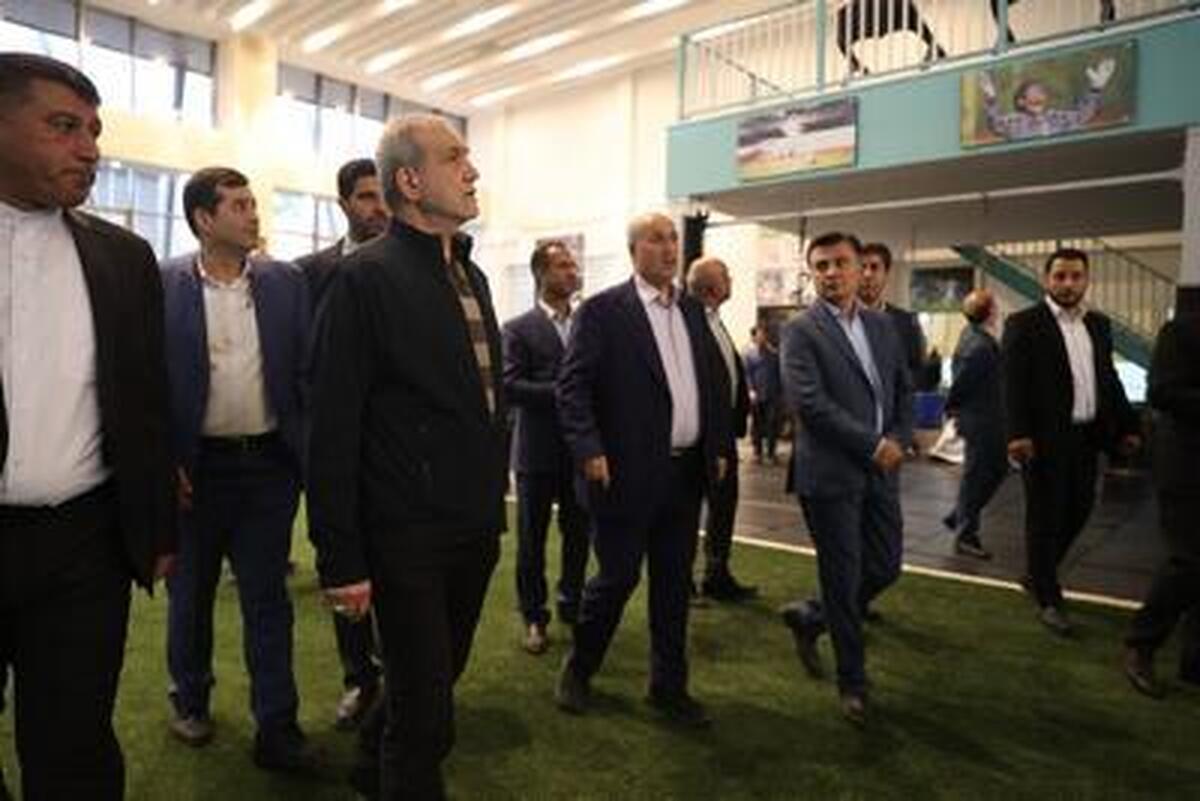 رئیس جمهور در آستانه اعزام تیم ملی فوتسال به مسابقات قهرمانی آسیا و انتخابی جام جهانی در اردوی این تیم حضور یافت و با اعضا و کادر فنی تیم ملی فوتسال بانوان دیدار کرد.