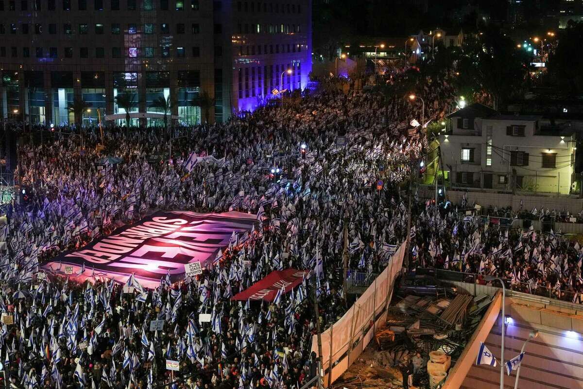 رسانه‌های عبری از تظاهرات ده‌ها صهیونیست در مقابل منزل رئیس رژیم صهیونیستی در تل‌آویو خبر دادند.