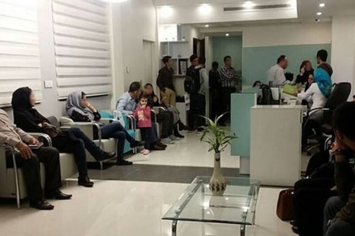 حتماً نباید پزشک باشید تا بتوانید از  درمان بیماران درآمد کسب کنید؛ خیلی راحت می‌توانید منشی مطب یک پزشک مشهور، مجرب، کاربلد و... شوید و به  درآمد نجومی برسید.
